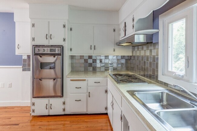 Building Photo - 10 Samoset St