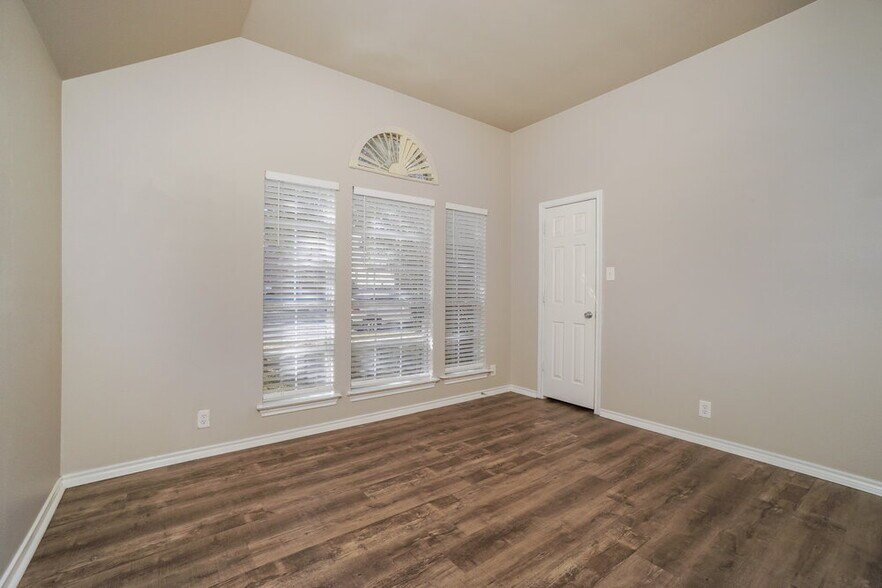 Building Photo - 3039 Hidden Meadow