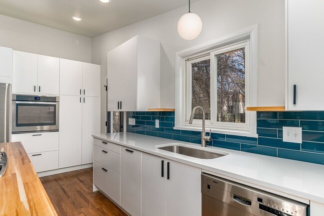 Building Photo - Beautiful 2 Bed 1 Bath House by CSU Campus!