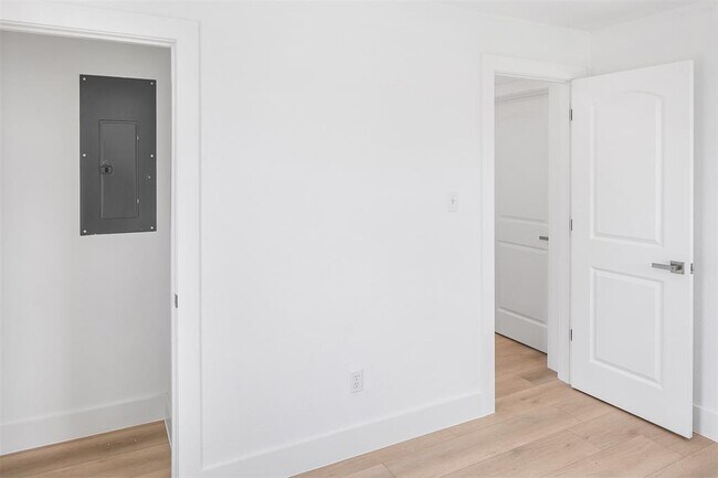 Building Photo - 971 Mary Ann