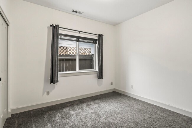 Building Photo - Single-Level 3 Bed, 2 Bath Home with Fully Fenced Backyard