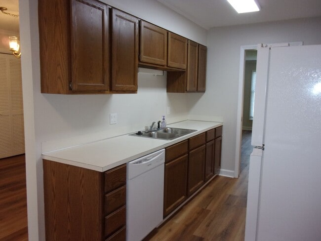 Building Photo - Beautiful 3 Bedroom 2 Bath Ground Level Condo in Tall Oak Villas