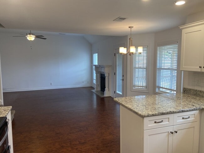 Building Photo - 4 bed, 3 bath, under $1900  Wow.