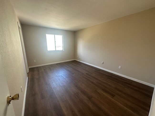 Building Photo - 2 Bed 1.5 bath townhome