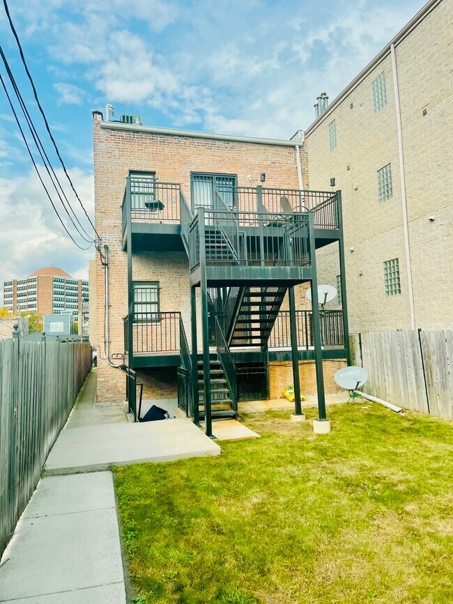 Building Photo - 469 E Bowen Ave
