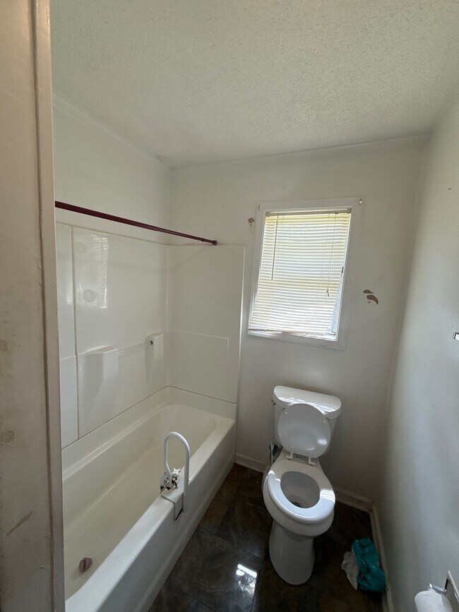 Building Photo - 1115 Berrywood Ave