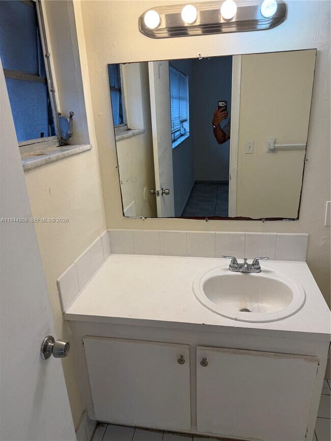 Building Photo - 15221 NE 6th Ave