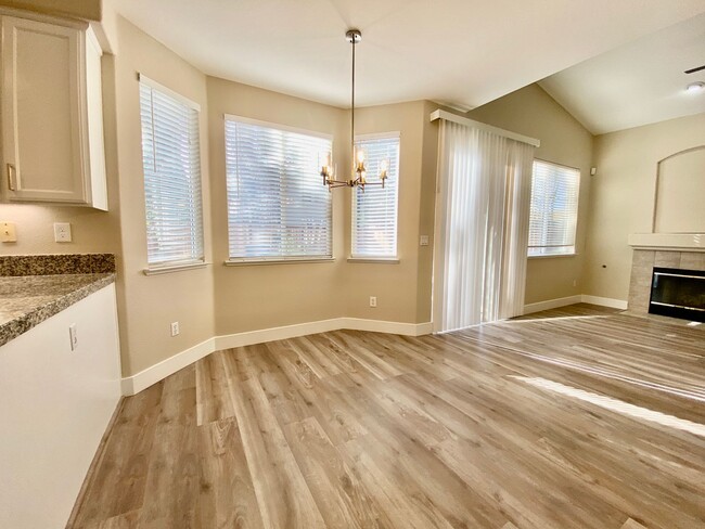 Building Photo - NEWLY RENOVATED, VERY CLEAN 5 BED, 3 BATH,...