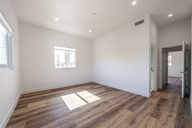 Building Photo - 4445 1/2 Auckland Ave