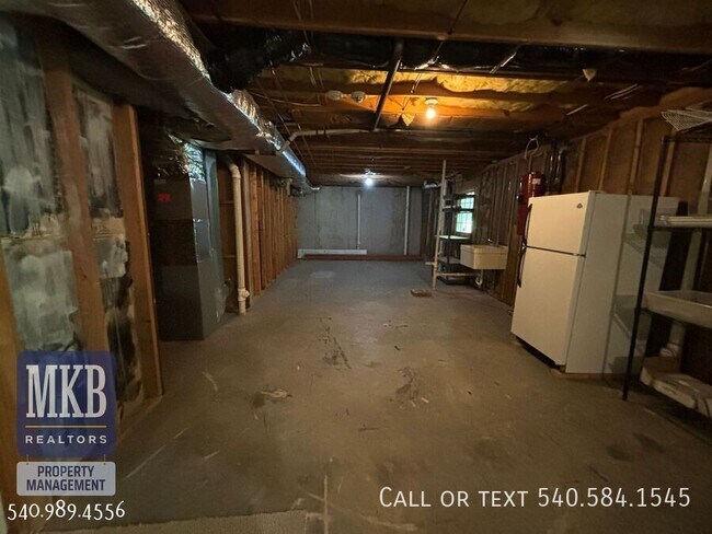 Building Photo - 5175 Lakeland Dr