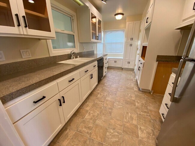 Building Photo - Charming 2-Bedroom Home Near Downtown San ...