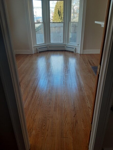 Building Photo - 184 Thames St