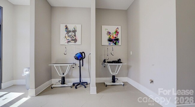 Building Photo - 16408 Holly Crest Ln