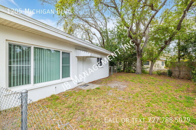 Building Photo - Available Now!! 3/2/2 Spacious home!