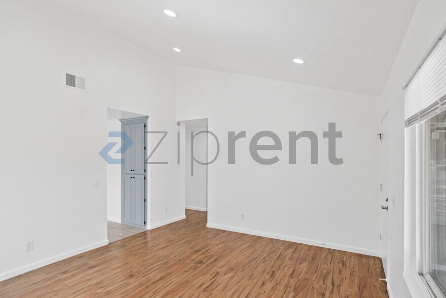 Building Photo - Unit