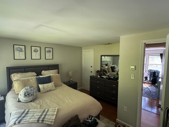Building Photo - Spacious 3 bedroom 2.5 bathroom Duplex