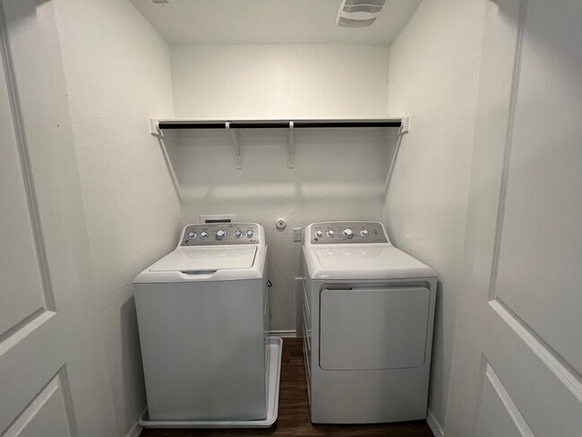 Building Photo - 300 Geode Glen