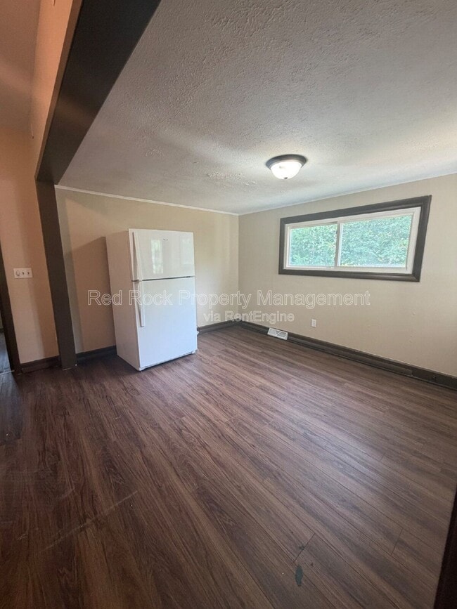 Building Photo - 835 Elm St