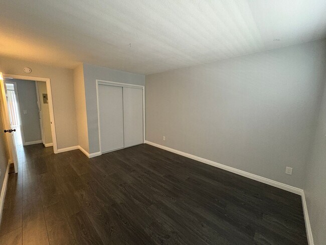Building Photo - Tri-plex 2 bedroom 1 bathroom apartment of...