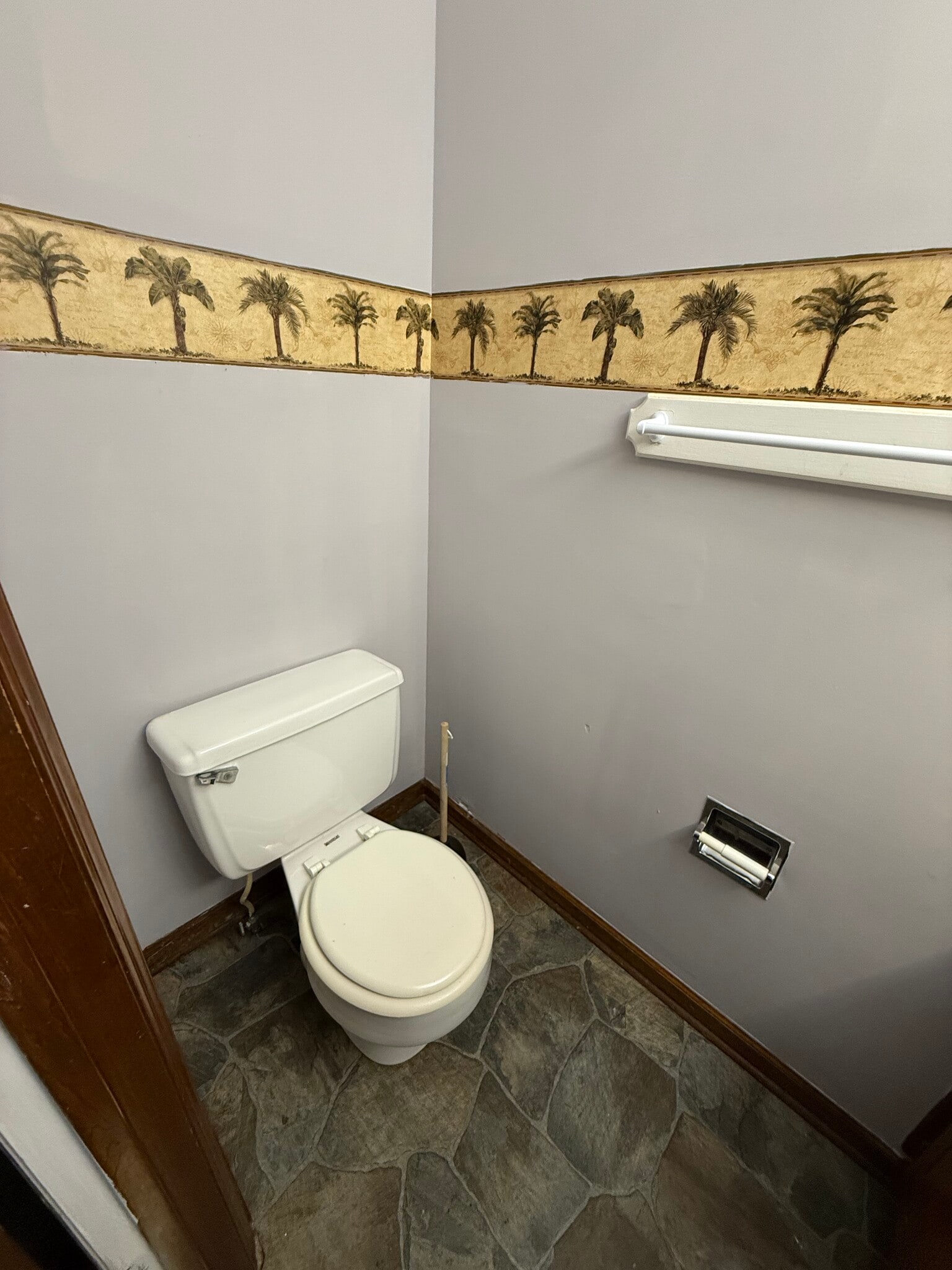 Building Photo - 802 E 7th St