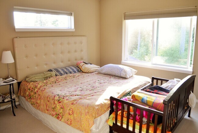 Building Photo - Desirable location/Redmond Ridge! Modern but functional. Great layout for entertaining guest or c...