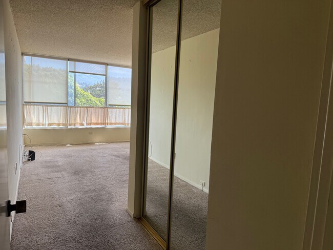 Second bedroom Mirrored closet - 32759 Seagate Dr