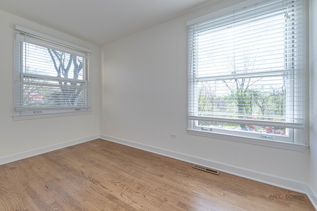 Building Photo - 813 Meadow Ln