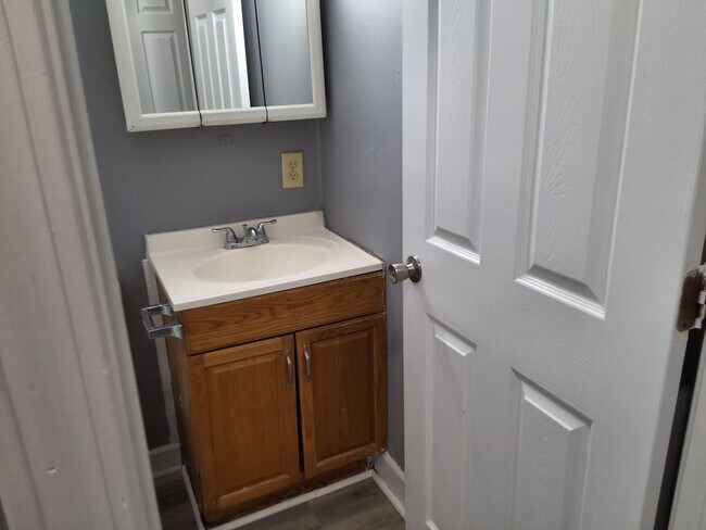 Building Photo - CHARMING 3 BED, 1 BATH HOUSE LOCATED IN ELIZABETHTOWN, KY