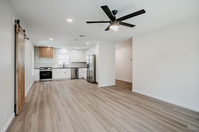 Building Photo - 2203 E Rosebud Ave