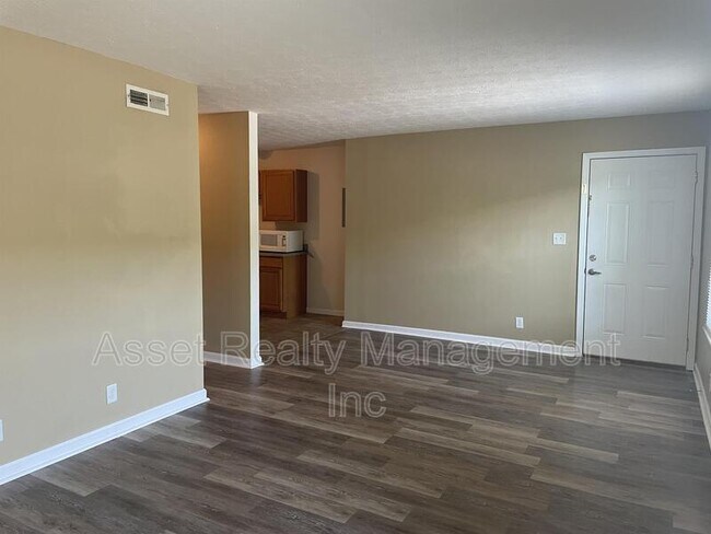 Building Photo - 2817 Colt Dr NE