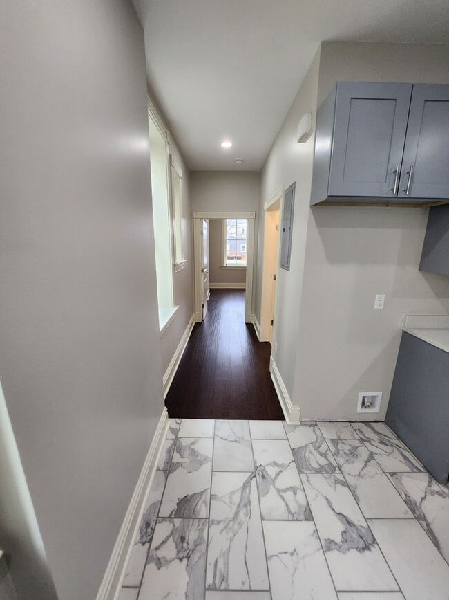 Building Photo - Newly Renovated One Bedroom Available