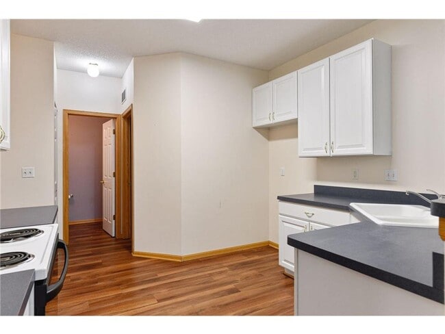 Building Photo - 2 BR/3 BA Townhome in Lakeville!