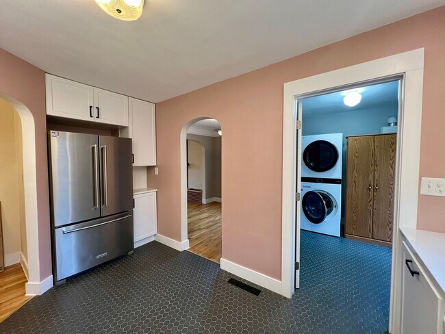 Building Photo - Charming 2 BD + Studio (Water Included)