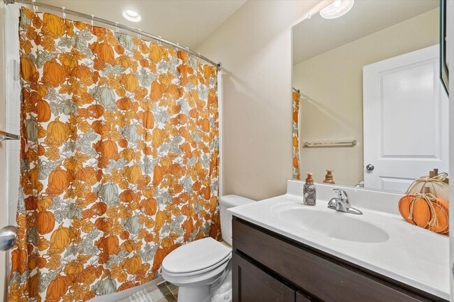 Building Photo - 3-Level Townhome in Woodstream!