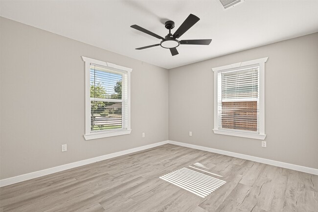 Building Photo - 10531 Royal Oaks Dr