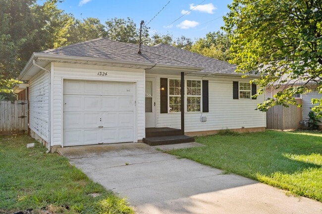 Building Photo - 1324 N Forest Ave