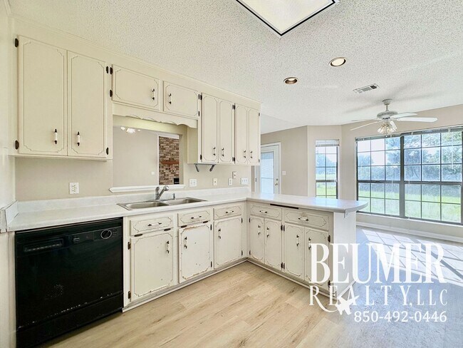 Building Photo - Expansive Home 4BR/3BA Home For Rent
