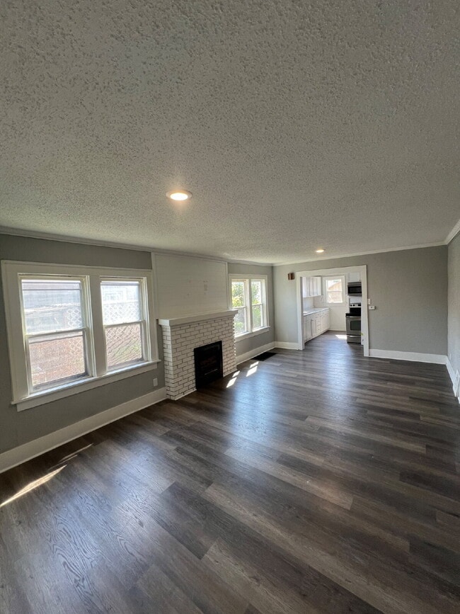 Building Photo - Newly Renovated 2 bedroom / 1 bathroom hou...