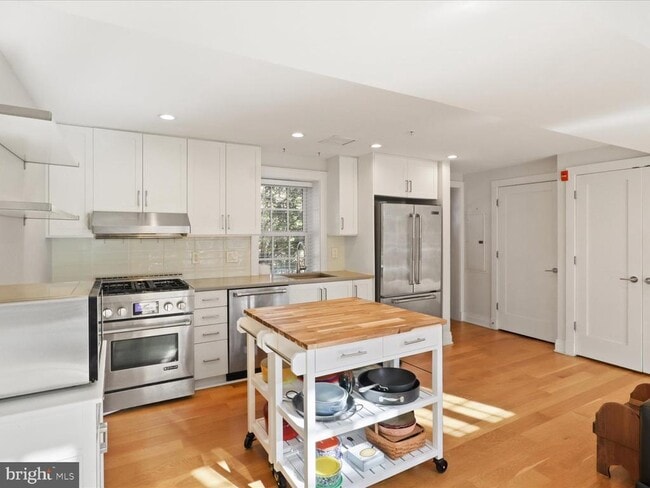 Building Photo - 631 D St SE