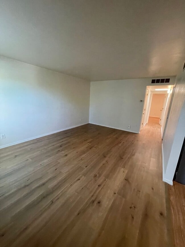 Building Photo - Newly updated & Ready to move in - 3 bdr, ...