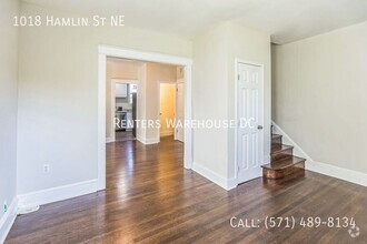 Building Photo - Newly renovated 3bd/1.5bth end unit TH Nes...