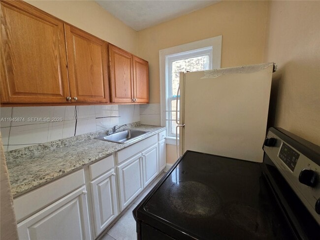 Building Photo - 1005 SW 19th Ave