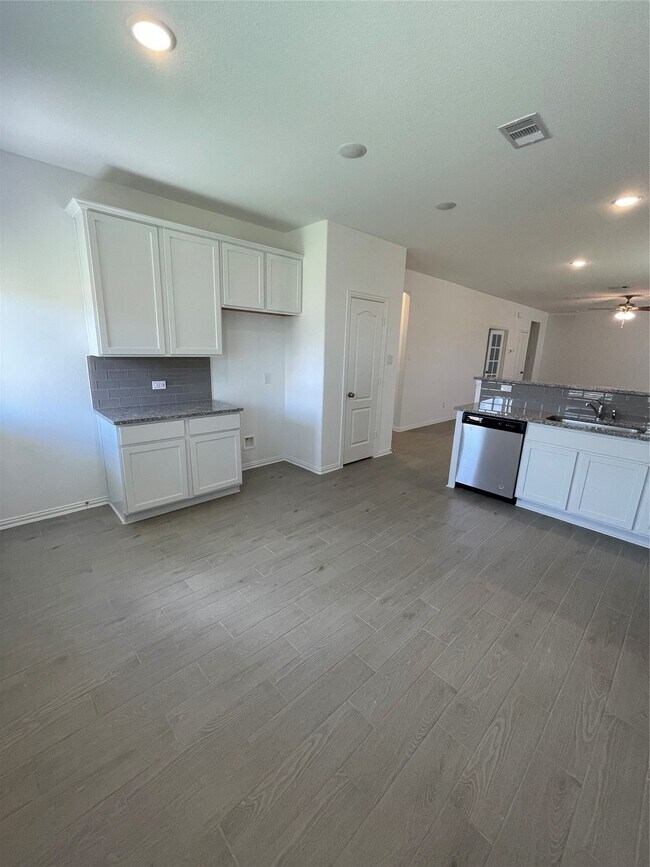 Building Photo - 8111 Royal Palm Ct