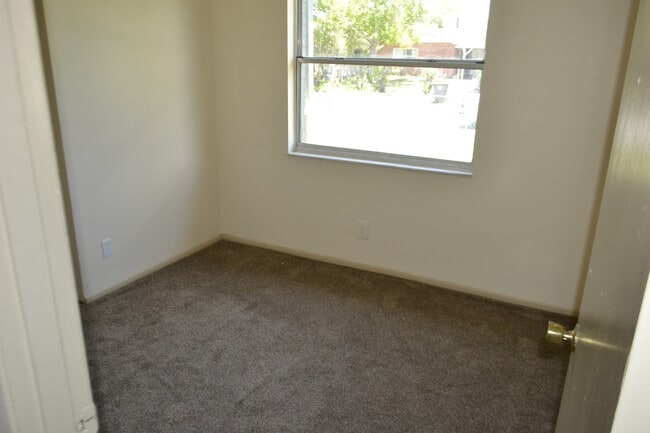 Building Photo - 1060 E Patrick Cir
