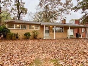 Building Photo - Freshly renovated 4 bedroom 2 bathroom hou...