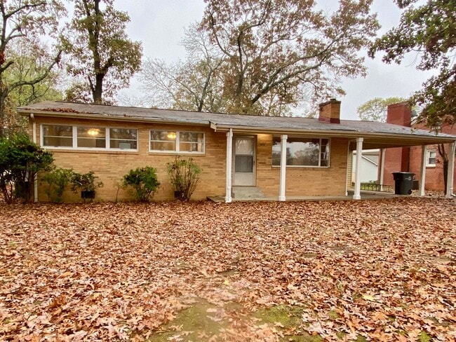 Primary Photo - Freshly renovated 4 bedroom 2 bathroom hou...
