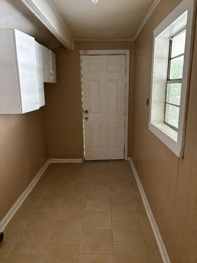 Building Photo - 3624 Sunrise St