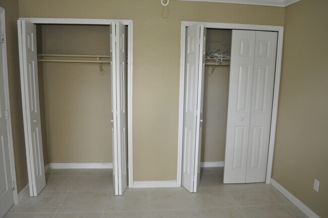 Building Photo - 10385 N Kendall Dr