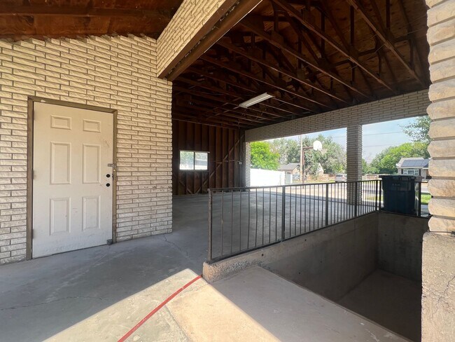 Building Photo - Beautifully Remodeled 3-Bedroom Home with Large Backyard, RV Parking & Modern Finishes in Santaqu...