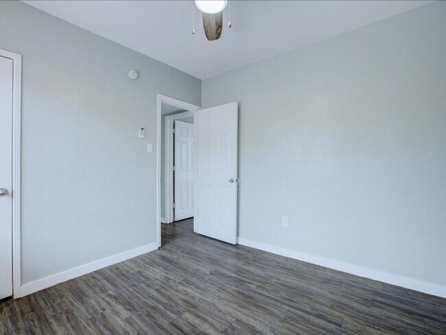 Building Photo - Cozy & Modern 2-Bedroom Home